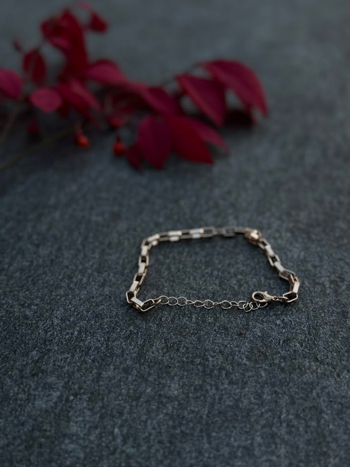 Sleek Geometric Chain